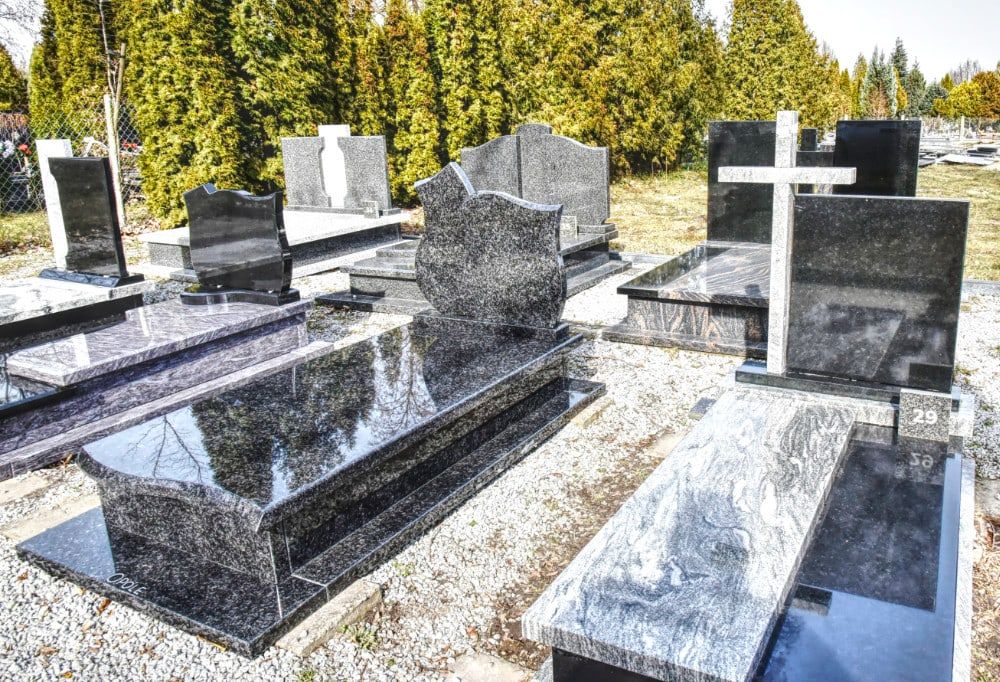 Nagrobki z polerowanego granitu na placu przy Cmentarnej 4