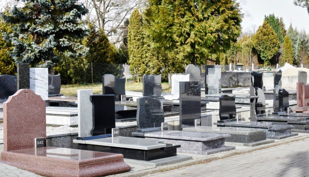 Nagrobki z granitu na placu Skaleń przy ul. Cmentarnej 4 w Opolu
