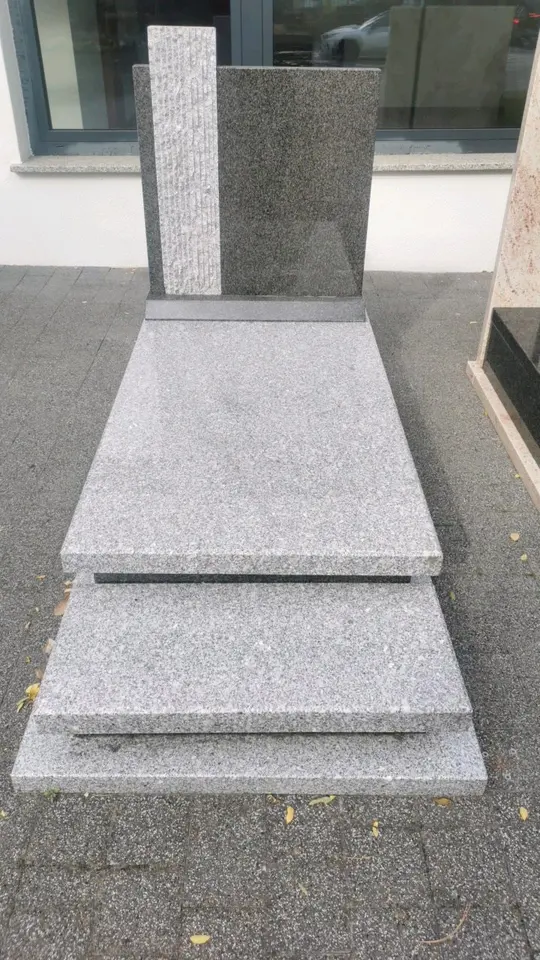 Pomnik pojedynczy SKA-1791460719-0068, granit GRANICZNA, 90 × 190 × 130 cm — na placu Skaleń w Opolu