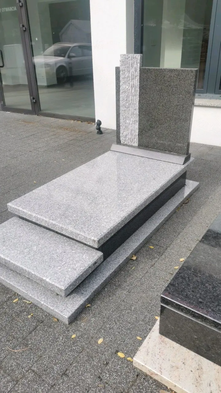 Pomnik pojedynczy SKA-1791460719-0068, granit GRANICZNA, 90 × 190 × 130 cm — na placu Skaleń w Opolu — zdjęcie 3
