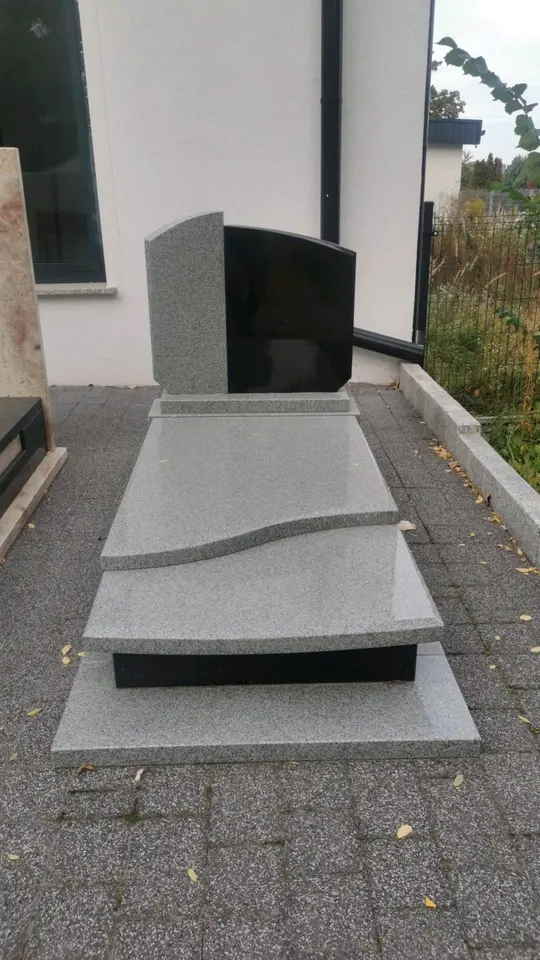Pomnik pojedynczy SKA-1791460981-0070, granit KURU GREY, 90 × 190 × 140 cm — na placu Skaleń w Opolu