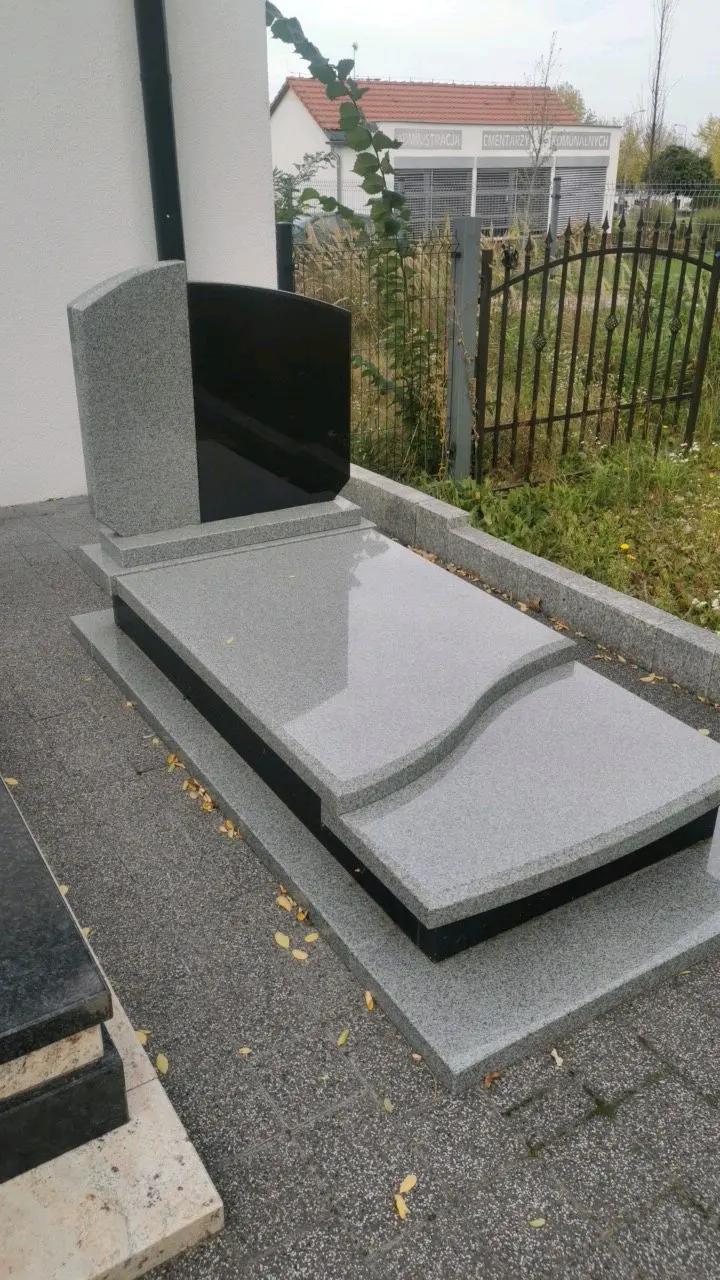 Pomnik pojedynczy SKA-1791460981-0070, granit KURU GREY, 90 × 190 × 140 cm — na placu Skaleń w Opolu — zdjęcie 2